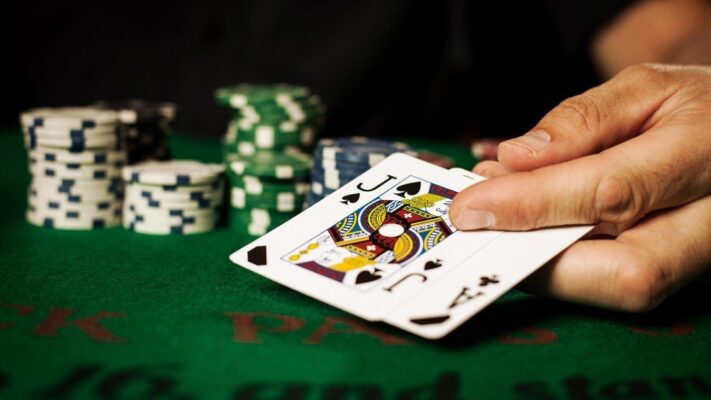 Bluff poker là gì? Chiến lược bluff hiệu quả trong poker