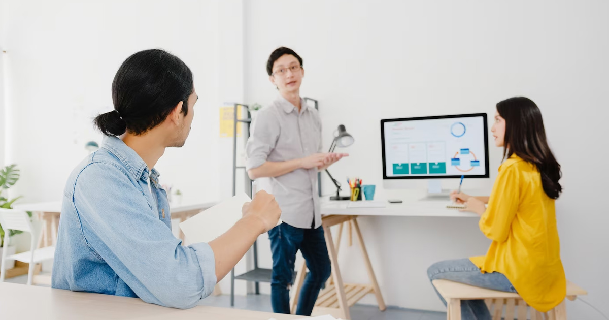 Kỹ năng lãnh đạo cũng giúp mọi người tự tin hơn vào bản thân để giải quyết vấn đề và đưa ra quyết định đúng đắn.