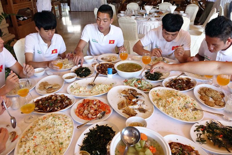 Không nên & Nên ăn gì trước khi đá bóng giúp thể lực tốt nhất?