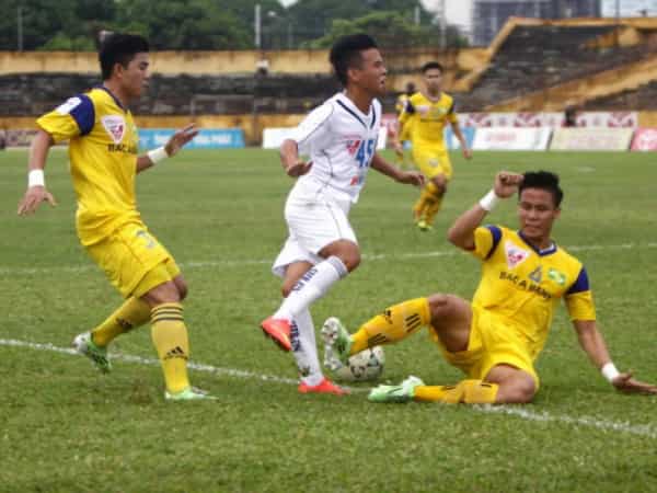 Những pha phạm lỗi nguy hiểm khi xoạc bóng không đúng cách