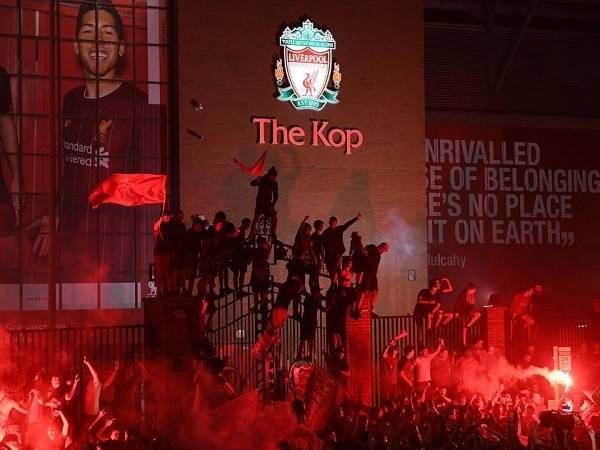 The Kop Là Gì? Nguồn Gốc Và Tầm Quan Trọng Trong Bóng Đá